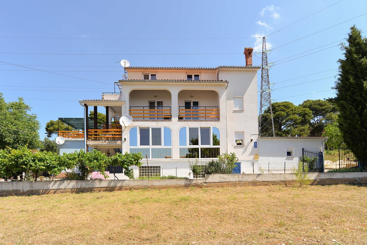 Dino 1355 Apartmán *